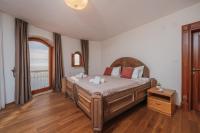 Two-Bedroom Apartment with Shared Balcony and Sea View