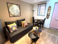 Glastonbury Hidden Passage, Split Level 1 Bedroom Apt, Sleeps 3 - B&B