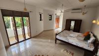 Zimmer mit Queensize-Bett und Gartenblick
