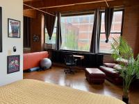 420 Friendly KING suite Downtown LOFT Free Parking & WiFi - B&B