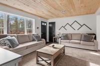 Cozy Cinema Cabin - Hot Tub and More - B&B Blakeslee