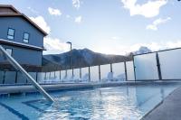 2 bedrooms-3 beds 2 baths - Rocky Mountain View Retreat - Heated Pool and Hot Tub - Chambres d'hôtes Dead Man's Flats