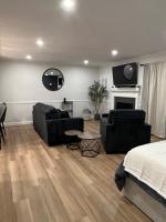 Newly Renovated Villa with King Bed and Amenities, 1 mile to Mohegan Sun - B&B Norwich