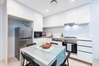 Pool View Urban Oasis 2Bed Apartment - Bed and Breakfast Brisbane