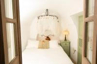 Elegant Cave Suite with Caldera View
