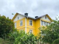 Central penthouse rooms near ferry, bus, nature - B&B