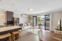 Contemporary & Convenient - City Fringe Townhouse! - Bed and Breakfast