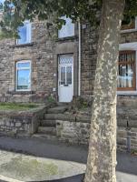 R5 - Triple Room Retreat - Near Beach, Parks, Trails, City - WIFI, Free Parking - Self Catering - B&B