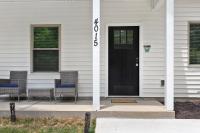 Cozy & Modern Home Close to Uptown & Airport - B&B