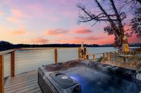 UncleLarry's Lake Place, Sleeps 10 & Hot Tub - Ferienwohnung