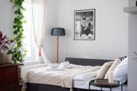 Charming Prague Apartment in Vrovice with Roof Terrace - B&B Prague