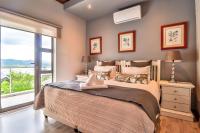 Habitación con cama extragrande y balcón