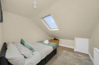 Cosy London Apartment on Elizabeth line - Free Parking - Chambres d'hôtes Londres