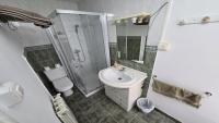 Habitación con cama grande y balcón