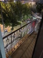 Zimmer mit Kingsize-Bett und Balkon