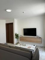 Spacious New 1 Bed with Balcony - by HostMT - Chambres d’hôtes Qawra