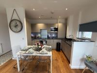 Balcony Breeze Modern 2-Bedroom - Ferienwohnung Colindale