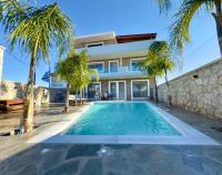 Odyssea Seaside Apartment with Sea View and Pool - Ferienwohnung Kremasti