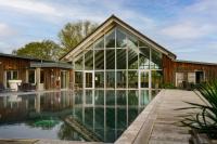 NEW Bauhinia House Spa Access and Lakeside Home - B&B Somerford Keynes