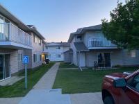 All private 2 BRoom w 2 QUEEN BEDS-1 BTHRM-FREE PARKING-FAST WI-FI-CENTRAL LOCATION - Chambres d’hôtes Grande Prairie