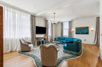 Apartment with Pool View