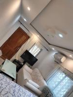 Studio moderne où tout est Neuf, Cuisine, Couvert,ClimatiséWifi haut débit , Smart TV à bertoua - Chambres d’hôtes Bertoua