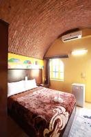 Habitación con cama extragrande y vistas al lago