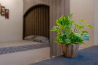 Zimmer mit Kingsize-Bett und Seeblick