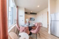 Rosy Retreat with NYC Views by the train, Free Parking, 3 beds, 20 Percent OFF 7 days - B&B Newark