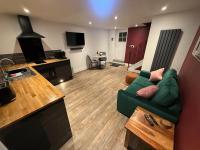 Cedar Barn - Nantwich, with Hot Tub - B&B Wybunbury