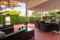 Large Veranda 2BR Walk to Beach - B&B