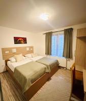 Tweepersoonskamer met 2 Aparte Bedden en Douche