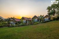 StayVista at Ever Falls - BBQ, Bonfire, Pool - B&B