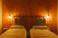Tweepersoonskamer met 2 Aparte Bedden en Eigen Badkamer