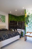 Zimmer mit Kingsize-Bett und Bergblick