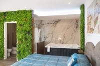 Habitación con cama extragrande y bañera de hidromasaje