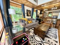 Stayhocha Romantic Couple's Getaway, Daybed swing - Bed and Breakfast Broken Bow