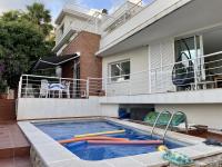 Entire villa with pool, ocean & mountain views - Bed and Breakfast Sitges