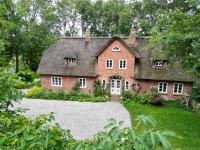 Dachgeschosswohnung Warft Simmerdeis in Reetdachhaus mit parkähnlichem Garten - B&B Oldenswort