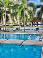 2BR Family suite with Balcony with WiFi and Netflix, behind SM Sucat - Chambres d'hôtes Manille