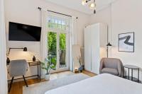 Habitación con cama extragrande y balcón