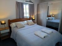 Departamento amplio en zona tranquila cercana al centro de Ezeiza - Bed and Breakfast