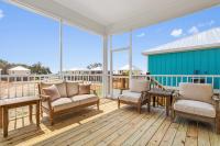 Hot Tub! Walk to Beach! Close to Everything! - B&B