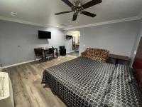 Chambre Lit King-Size avec Douche Accessible en Fauteuil Roulant - Adaptée aux Personnes à Mobilité Réduite