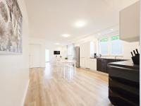 Tolstov House - 6 Zimmer Haus - große Küche - Garten - Parkplatz - 25min Messe DUS - B&B Düsseldorf