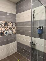 Zimmer mit Kingsize-Bett und Bergblick