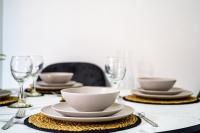 House with Garden, Sleeps 5, City Centre Close, Manchester, Free fast Wi-Fi, Free parking, 55-Inch Tv, Self-check in - Contractors! - Chambres d'hôtes Manchester