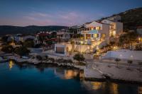 Beachfront Villa Mila M with Pool - B&B Vinišće