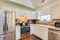 Cozy Home w/ Yard ~ 9 Mi to Dtwn Charleston! - Chambres d'hôtes Charleston