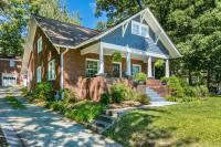 Roomy 5BR Bungalow with Backyard, Walk to Downtown - Bed and Breakfast Hendersonville